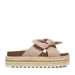 Klapki DeeZee. Brązowe klapki damskie DeeZee, bez wzorów, bez obcasa, bez zapięcia. Za 139.99 zł.