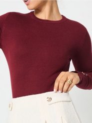 Sweter z ozdobnymi guzikami - fioletowy. Fioletowe swetry nierozpinane damskie Sinsay, l, bez wzorów, bez kołnierzyka, bez ramiączek. Za 35.99 zł.