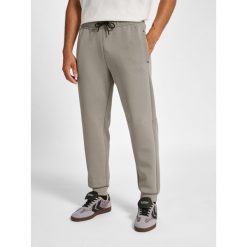 Spodnie do biegania Hummel Tech. Fioletowe spodnie sportowe męskie Hummel, bez wzorów, z dresówki, do biegania. Za 344.50 zł.