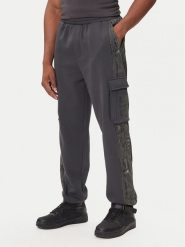 EA7 Emporio Armani Spodnie dresowe 7M001132 AF16549 U8117 Szary Regular Fit. Szare spodnie sportowe męskie EA7 Emporio Armani, m, bez wzorów, z bawełny. Za 359.99 zł.