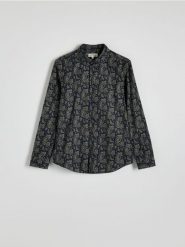 Wzorzysta koszula slim fit - wielobarwny. Koszule męskie Reserved, l, bez wzorów, z bawełny, bez kołnierzyka, bez ramiączek. W wyprzedaży za 69.99 zł.