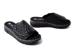 RIEKER V2351-00 black, klapki damskie. Czarne klapki damskie Rieker, na lato, bez wzorów, bez obcasa, na koturnie, bez zapięcia. Za 279.90 zł.