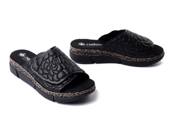 RIEKER V2351-00 black, klapki damskie. Czarne klapki damskie Rieker, na lato, bez wzorów, bez obcasa, na koturnie, bez zapięcia. Za 279.90 zł.