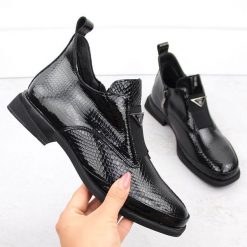 Skórzane botki damskie lakierowane kroko z ozdobą czarne Filippo DBT6425. Czarne botki damskie Filippo, z aplikacjami, z lakierowanej skóry, eleganckie, bez obcasa, bez zapięcia. Za 239.99 zł.