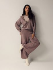 4F Bluza dresowa regular z modalem damska - brązowa L. Brązowe bluzy damskie 4F, l, bez wzorów, z dresówki, klasyczne, bez ramiączek, z kapturem. Za 199.99 zł.