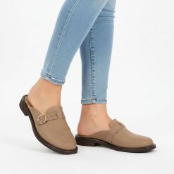 Klapki damskie Armodo, skórzane typu mule z zabudowanym noskiem i ozdobnym paskiem z klamrą osadzone na niskim obcasie, beżowe, 1720. Brązowe klapki damskie Armodo, na lato, bez wzorów, z jeansu, eleganckie, bez obcasa, na obcasie, bez zapięcia. Za 359.00 zł.