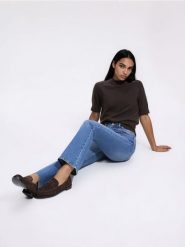 Sweter z krótkim rękawem - brązowy. Brązowe swetry nierozpinane damskie Reserved, l, bez wzorów, z dzianiny, bez kołnierzyka, bez ramiączek. Za 89.99 zł.