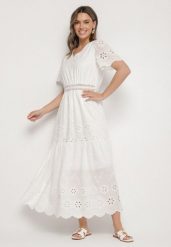 Biała Bawełniana Sukienka Boho o Rozkloszowanym Kroju Zdobiona Haftem Efrissea. Białe sukienki damskie Born2be, na imprezę, na lato, m, z aplikacjami, z bawełny, boho, bez kołnierzyka, bez ramiączek, maxi, kopertowe. Za 119.99 zł.