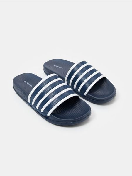 Klapki w paski - granatowy. Niebieskie klapki męskie Sinsay, bez wzorów, bez zapięcia. Za 29.99 zł.