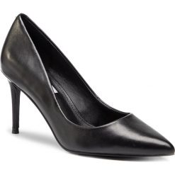 Szpilki STEVE MADDEN - Lillie SM11000480-03001-017 Black Leather. Czarne szpilki damskie Steve Madden, bez wzorów, z materiału, bez obcasa, na obcasie, bez zapięcia. W wyprzedaży za 249.00 zł.