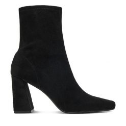 Botki DeeZee. Czarne botki damskie DeeZee, bez wzorów, bez obcasa, na słupku, bez zapięcia. Za 179.99 zł.