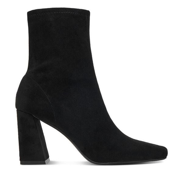 Botki DeeZee. Czarne botki damskie DeeZee, bez wzorów, bez obcasa, na słupku, bez zapięcia. Za 179.99 zł.