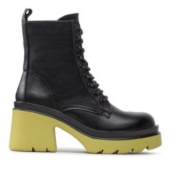 Botki DeeZee. Czarne botki damskie DeeZee, bez wzorów, bez obcasa, na słupku, bez zapięcia. Za 239.99 zł.