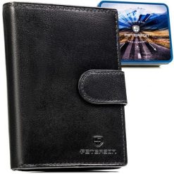 Klasyczny, skórzany portfel męski w czarnym kolorze zamykany zatrzaskiem - Peterson. Czarne portfele męskie Peterson, bez wzorów, ze skóry. Za 89.99 zł.
