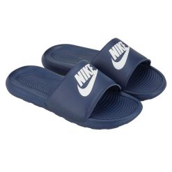 Klapki męskie Nike Victori One Slide. Białe klapki męskie Nike, z aplikacjami, z jeansu, bez zapięcia. Za 129.99 zł.