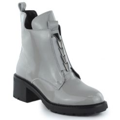 Skórzane botki damskie na klocku lakierowane szare Jezzi 24172-3. Szare botki damskie Jezzi, bez wzorów, z lakierowanej skóry, bez obcasa, bez zapięcia. Za 127.99 zł.