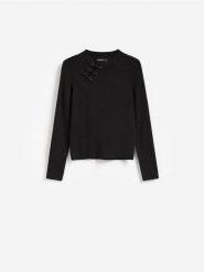 Sweter z ozdobnym detalem - czarny. Czarne swetry nierozpinane damskie Reserved, l, bez wzorów, z dzianiny, bez kołnierzyka, bez ramiączek. Za 119.99 zł.