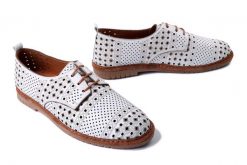 MANITU 840136-03 weiss, półbuty letnie damskie. Białe półbuty damskie Manitu, na lato, w ażurowe wzory, ze skóry, bez obcasa, bez zapięcia. Za 255.92 zł.