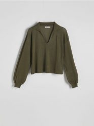 Sweter z kołnierzykiem - ciemnozielony. Zielone swetry nierozpinane damskie Reserved, l, bez wzorów, z dzianiny, bez kołnierzyka, bez ramiączek. W wyprzedaży za 39.99 zł.