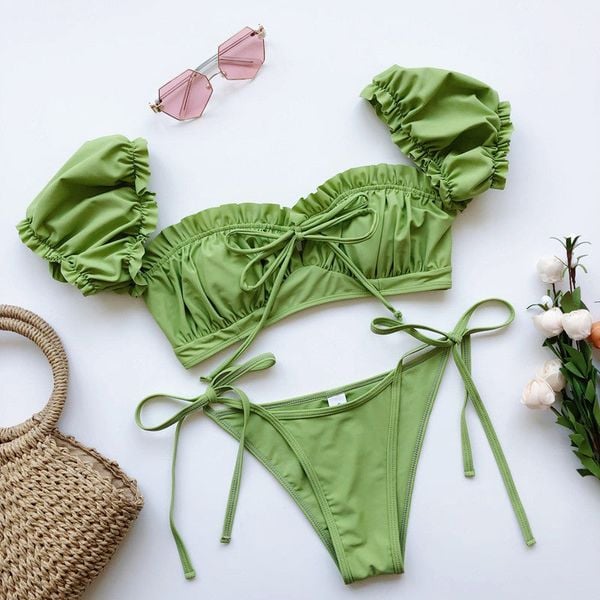 Bikini z rękawkiem na lato z trwałego materiału Saskia. Czarne bikini Intica, bez wzorów, z materiału. Za 139.00 zł.