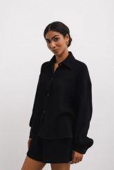 Koszula z plisowanej BAWEŁNY w kolorze TOTALLY BLACK - NELSON-S/M. Czarne koszule damskie Marsala, m, bez wzorów, z bawełny, eleganckie, bez kołnierzyka, bez ramiączek. Za 359.90 zł.