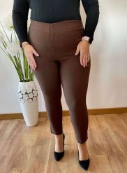 Brązowe spodnie chinosy Nina z zamkami 7/8 PLUS SIZE XXL. Brązowe spodnie materiałowe damskie Nasi partnerzy, bez wzorów, z elastanu, biznesowe, plus size, krótkie. Za 159.90 zł.