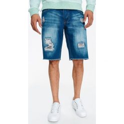 SZORTY MĘSKIE JEANSOWE Z NAPISAMI I PRZETARCIAMI. Niebieskie szorty męskie TOP SECRET, bez wzorów, z jeansu, eleganckie. W wyprzedaży za 39.99 zł.