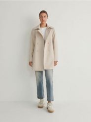 Płaszcz z dekoracyjnymi guzikami - kremowy. Białe płaszcze damskie Reserved, l, bez wzorów, z tkaniny, bez kołnierzyka, bez kaptura. W wyprzedaży za 69.99 zł.