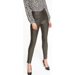 DOPASOWANE SPODNIE DAMSKIE Z IMITACJI SKÓRY W KOLORZE KHAKI. Brązowe spodnie materiałowe damskie TOP SECRET, na jesień, bez wzorów, ze skóry ekologicznej, eleganckie. W wyprzedaży za 59.99 zł.