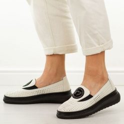 Białe skórzane ażurowe półbuty damskie Vinceza 95388. Białe półbuty damskie VINCEZA, na lato, z aplikacjami, z jeansu, biznesowe, z okrągłym noskiem, bez obcasa, bez zapięcia. W wyprzedaży za 197.10 zł.