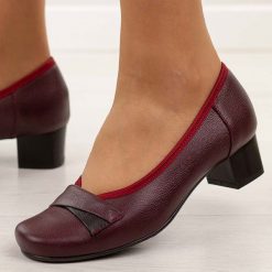 Bordowe Polskie czółenka damskie Gregors 567. Czerwone czółenka damskie GREGORS, z aplikacjami, ze skóry, eleganckie, z okrągłym noskiem, bez obcasa, na obcasie, bez zapięcia. Za 379.00 zł.