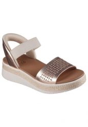 Damskie sandały na koturnie Skechers Bobs Sun Ray. Czerwone sandały damskie Skechers, bez wzorów, z materiału, bez obcasa, na koturnie, bez zapięcia. Za 343.50 zł.