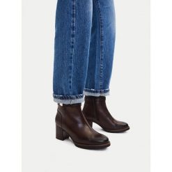 Botki Lasocki. Brązowe botki damskie Lasocki, bez wzorów, bez obcasa, na słupku, bez zapięcia. Za 279.99 zł.
