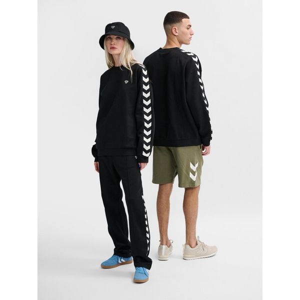 Luźna bluza Hummel Archive. Czarne bluzy męskie Hummel, bez wzorów, sportowe, bez ramiączek, bez kaptura. W wyprzedaży za 226.25 zł.