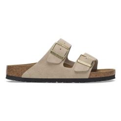Klapki damskie BIRKENSTOCK Arizona LEVE Sandcastle. Brązowe klapki damskie Birkenstock, na lato, bez wzorów, eleganckie, bez obcasa, bez zapięcia. Za 369.99 zł.
