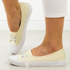 Beżowe tenisówki damskie Lee Cooper 3445. Brązowe balerinki damskie Lee Cooper, bez wzorów, z tkaniny, bez zapięcia. Za 149.00 zł.