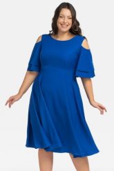 Sukienka rozkloszowana wizytowa z ozdobnymi rękawkami ANALIS chaber. Sukienki damskie KARKO, do pracy, plus size, bez wzorów, z elastanu, biznesowe, bez kołnierzyka, plus size, bez ramiączek, midi, kopertowe. Za 159.50 zł.