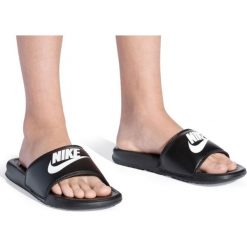 MĘSKIE KLAPKI BENASSI (45). Klapki męskie Nike, bez wzorów, z dzianiny, bez zapięcia. W wyprzedaży za 99.99 zł.