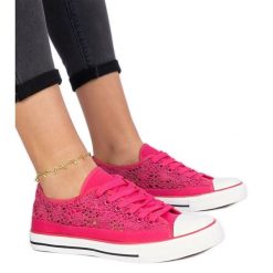 Różowe trampki damskie ażurowe. Czerwone trampki i tenisówki damskie w ażurowe wzory, z tkaniny, bez zapięcia. Za 78.89 zł.