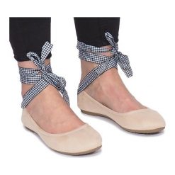 Brązowe Beżowe balerinki z kokardką Acro. Brązowe balerinki damskie ButyModne, bez wzorów, ze skóry, eleganckie, z okrągłym noskiem, bez obcasa, bez zapięcia. Za 69.00 zł.