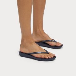 Klapki damskie FitFlop Iqushion Ergonomic TPU. Brązowe klapki damskie FIT FLOP, na lato, bez wzorów, z materiału, bez obcasa, bez zapięcia. Za 263.50 zł.