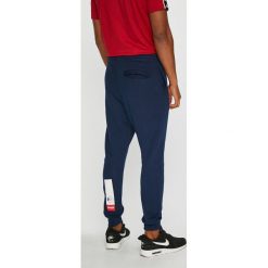 Reebok Classic - Spodnie. Niebieskie spodnie materiałowe męskie Reebok Classic, bez wzorów, z bawełny. W wyprzedaży za 159.90 zł.