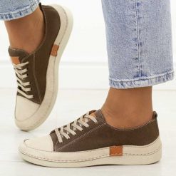 C.Beżowe nubuk vizon skórzane półbuty damskie T.Sokolski 8260. Brązowe półbuty damskie Sokolski, na jesień, bez wzorów, z jeansu, eleganckie, z okrągłym noskiem, bez obcasa, na płaskiej podeszwie, bez zapięcia. Za 299.00 zł.