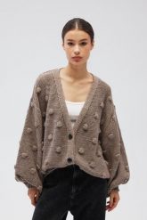 Kardigan zapinany na guziki w kolorze LIGHT BROWN - BUBLE-UNI. Brązowe kardigany damskie Marsala, uniwersalny, bez wzorów, z jeansu, biznesowe, bez kołnierzyka. Za 349.90 zł.