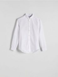 Gładka koszula regular fit - biały. Białe koszule męskie Reserved, l, bez wzorów, z bawełny, bez kołnierzyka, bez ramiączek. W wyprzedaży za 49.99 zł.