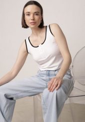 Biały Bawełniany Top w Prążki z Guzikami przy Dekolcie Bervise. Białe topy damskie Born2be, m, bez wzorów, z bawełny, bez kołnierzyka, bez ramiączek. Za 19.99 zł.