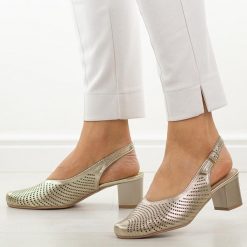 Złote C skórzane Polskie czółenka damskie Deoni D136. Żółte czółenka damskie Deoni, na lato, w ażurowe wzory, ze skóry, biznesowe, bez obcasa, na obcasie, bez zapięcia. Za 429.00 zł.