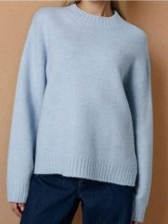 Sweter basic - niebieski. Niebieskie swetry nierozpinane damskie Sinsay, l, bez wzorów, bez kołnierzyka, bez ramiączek. Za 49.99 zł.