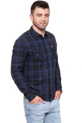 KOSZULA WRANGLER L/S 2PKT MODERN WEST PEACOAT W5970NX49. Czarne koszule męskie Wrangler, l, z aplikacjami, z bawełny, bez kołnierzyka, bez ramiączek. W wyprzedaży za 69.99 zł.