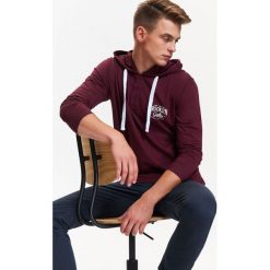 BLUZA MĘSKA Z KAPTUREM Z LEKKIEJ DZIANINY. Czerwone bluzy męskie TOP SECRET, na jesień, m, bez wzorów, z dzianiny, bez ramiączek, z kapturem. W wyprzedaży za 39.99 zł.